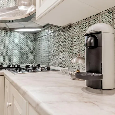 - Pietra شقة روما