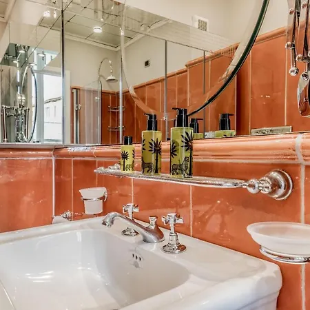 - Pietra شقة روما